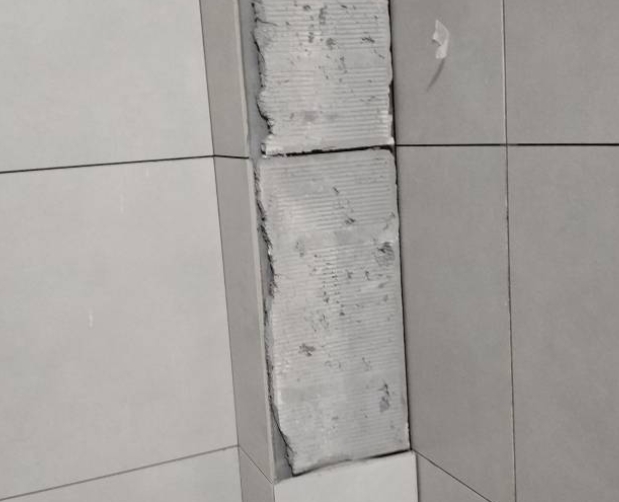 泰州市瓷砖空鼓维修公司分享下瓷砖施工前基层浇水润湿程度不足，可能导致以下问题