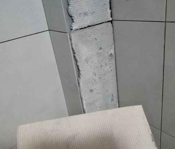 泰州市瓷砖空鼓维修公司分享下厨房瓷砖脱落的补救措施。